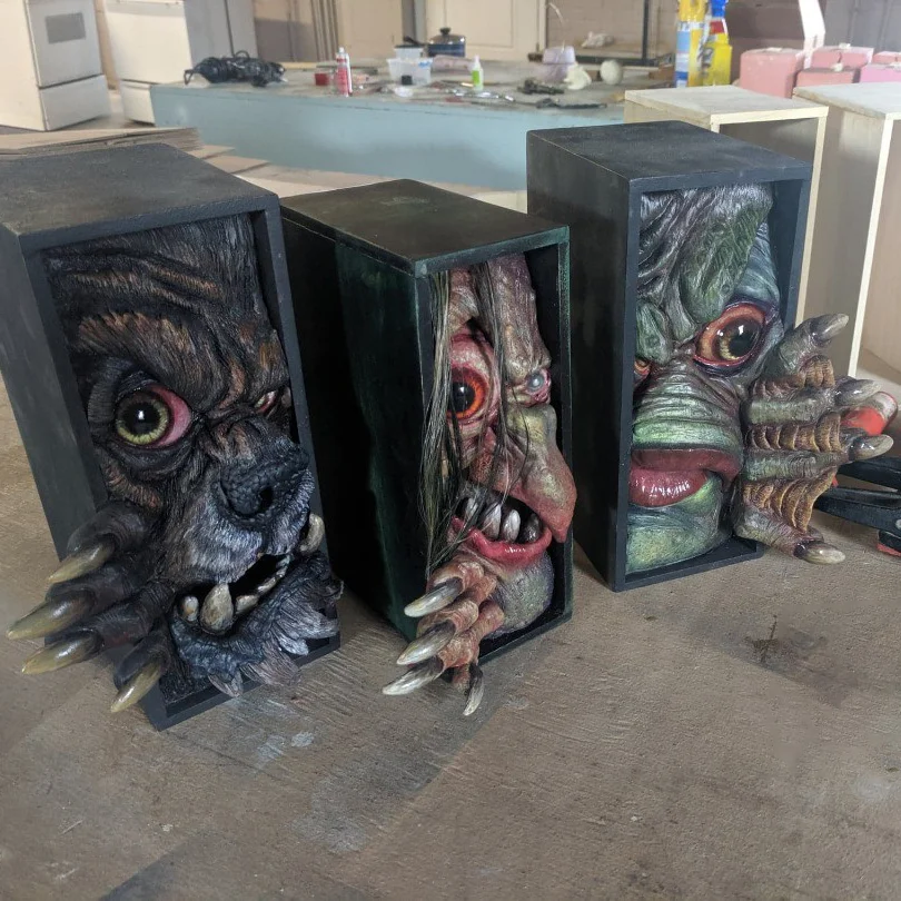 Monster Hidden in Bookshelf, Monster Bookends